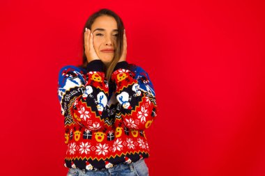 Mutsuz bir ifadeyle el ele tutuşup hayvanlar hakkında hüzünlü bir film izleyip ağlamamaya çalışıyoruz..