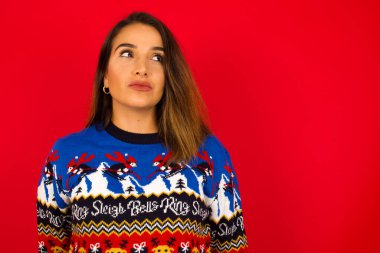 MODEL, düşünceli bir şekilde kenara bakıyor, üniversiteden sonra eylemler planlıyor, yeni proje hakkında ne yapacağını düşünüyor.