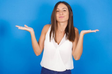 Şaşırmış ve habersiz, kolları açık, omuzlarını silkmiş, 