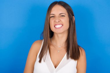 Çılgın, çılgın, güzel, genç bir kadın dişlerini öfkeyle sıkar, gelen sesten rahatsız olur. Olumsuz duygu kavramı.