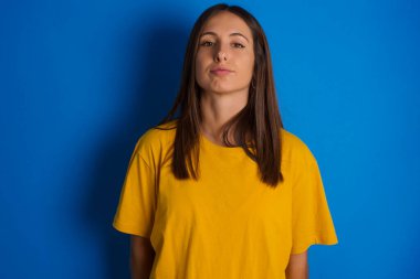 Hüzünlü, sıkkın, güzel bir kadın kaşlarını çatmış yukarı bakıyor, elleri aşağıda konuşmaktan rahatsız oluyor, yorgun ve gitmek istiyor..