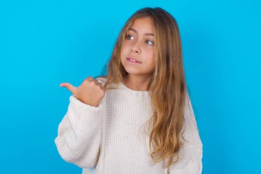 Güzel genç kız işaret eder ve tavsiyeler verir.