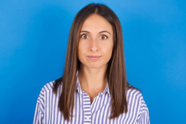 Sersemlemiş genç bir kadın şok edici haberlere tepki veriyor. Şaşırmış Model nefesini tutuyor