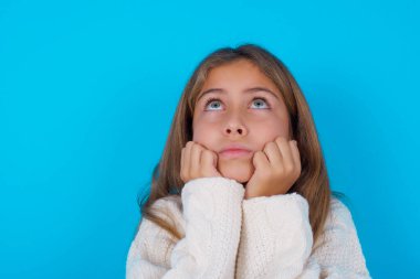 Üzgün genç kızın portresi. Elleri boş görünüyor.