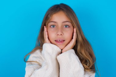 Güzel bir genç kız Neşeli görünüyor, Mutlu tepkiler