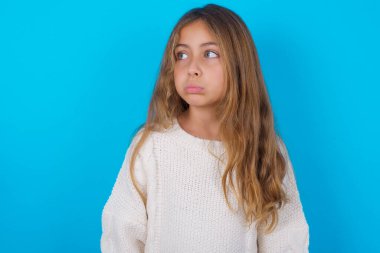 Tatmin olmamış genç bir kız dudaklarını kesiyor ve mutsuz bir ifade takınıyor. Bunalımlı model.