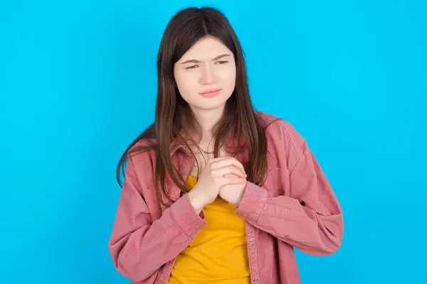 Sad Young Caucasian Girl Wearing Pink Shirt Isolated Blue Background — Stock Photo, Image