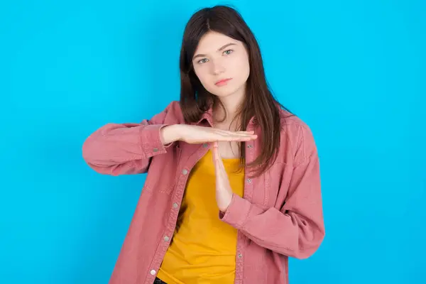 Giovane Ragazza Caucasica Indossando Camicia Rosa Isolato Sfondo Blu Sente — Foto Stock