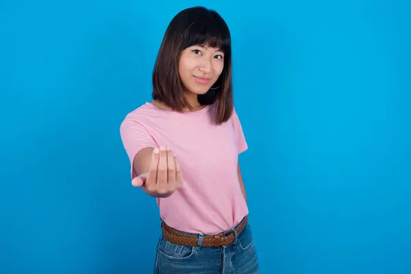 Ung Asiatisk Kvinna Bär Shirt Mot Blå Bakgrund Bjuda Dig — Stockfoto