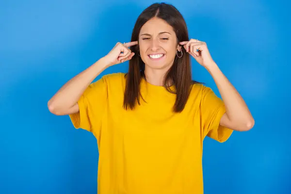 Wanita Muda Yang Bahagia Mengabaikan Musik Yang Keras Dan Menyumbat — Stok Foto