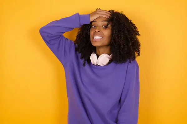 Retrato Una Joven Afroamericana Estresada Con Auriculares Sobre Fondo Amarillo — Foto de Stock