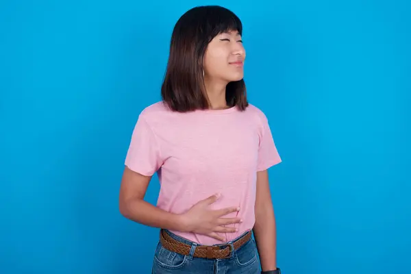 Satisfied Smiling Young Asian Woman Wearing Shirt Blue Background Keeps — Stock Photo, Image