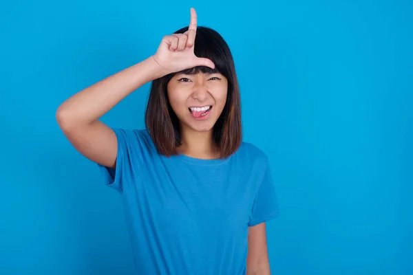 Young Asian Woman Wearing Shirt Blue Background Gestures Finger Forehead — Stock Photo, Image