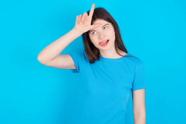 Mavi Tişört Giyen Genç Beyaz Kız Mavi Arka Plan Jestleri — Stok fotoğraf