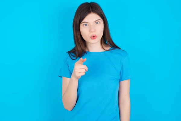 Zszokowana Młoda Kaukaska Dziewczyna Niebieskiej Koszulce Odizolowana Niebieskich Punktów Tła — Zdjęcie stockowe