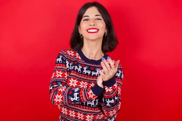 Morena Caucásica Mujer Usando Navidad Suéter Sobre Fondo Rojo Aplaudiendo —  Fotos de Stock