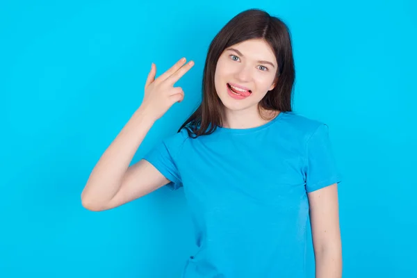 Jeune Fille Caucasienne Portant Shirt Bleu Isolé Sur Fond Bleu — Photo