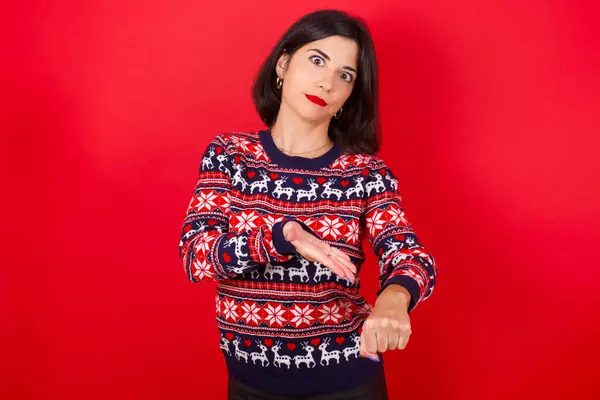 Morena Caucásica Mujer Usando Navidad Suéter Sobre Fondo Rojo Prisa —  Fotos de Stock