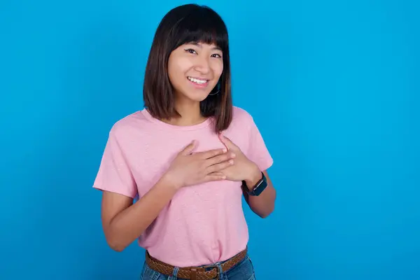 Honnête Jeune Femme Asiatique Portant Shirt Sur Fond Bleu Garde — Photo