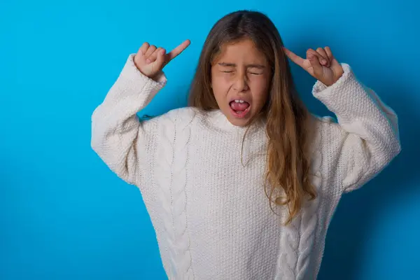 Fotografie Bláznivé Hezké Teen Dívka Křičí Ukazuje Prsty Vlasy Zavřené — Stock fotografie