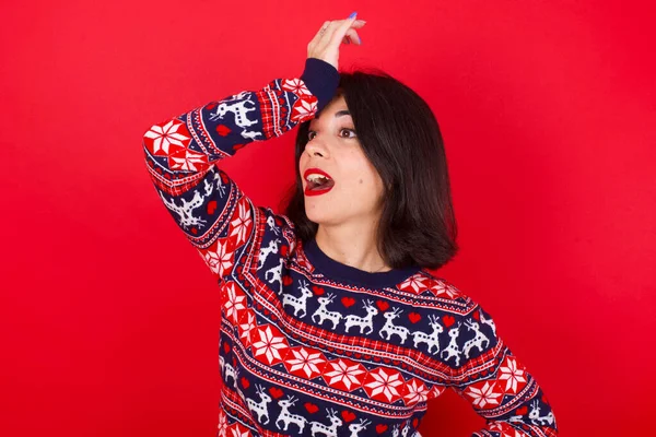 Brunette Caucasian Woman Wearing Christmas Sweater Red Background Surprised Hand — Stock Photo, Image