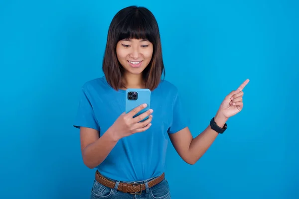Lächelnde Junge Asiatin Shirt Vor Blauem Hintergrund Die Mit Dem — Stockfoto