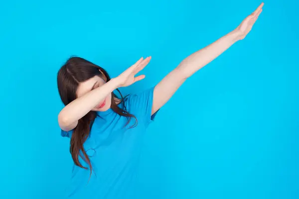 Photo Funky Young Caucasian Girl Wearing Blue Shirt Isolated Blue — Stock Photo, Image