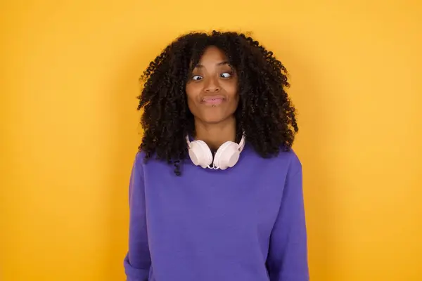 Портрет Молодой Экспрессивной Африканской Женщины Наушниками Желтом Фоне — стоковое фото