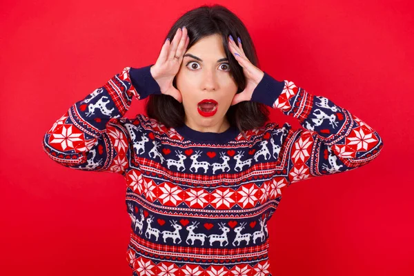 Brunette Caucasian Woman Wearing Christmas Sweater Red Background Scared Expression — Stock Photo, Image