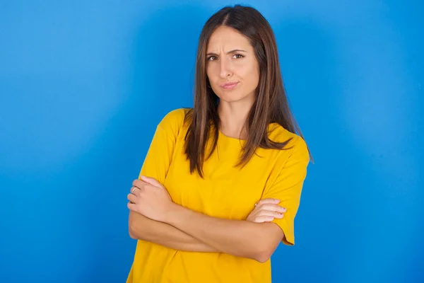 Picture Angry Beautiful Young Woman Crossing Arms Looking Camera Disappointed — Stock Photo, Image