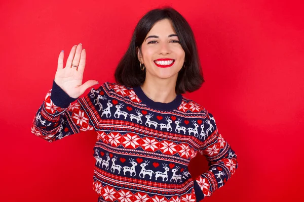 Esmer Beyaz Kadın Kırmızı Arka Planda Noel Süveteri Giyiyor Mutlu — Stok fotoğraf