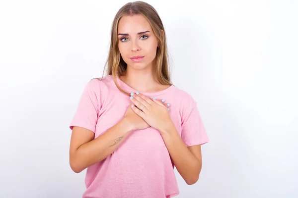 Honesto Jovem Caucasiana Vestindo Camiseta Rosa Fundo Branco Mantém Mãos — Fotografia de Stock