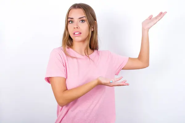 Joven Chica Caucásica Vistiendo Camiseta Rosa Sobre Fondo Blanco Señalando —  Fotos de Stock