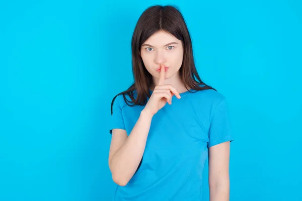 Surprised Young Caucasian Girl Wearing Blue Shirt Isolated Blue Background — Stock Photo, Image