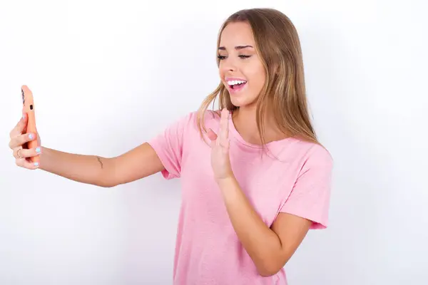 Portret Van Vrolijk Vriendelijke Jonge Blanke Meisje Dragen Roze Shirt — Stockfoto