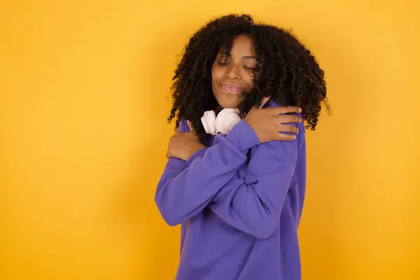 Portret Van Jonge Expressieve Afrikaans Amerikaanse Vrouw Met Koptelefoon Gele — Stockfoto