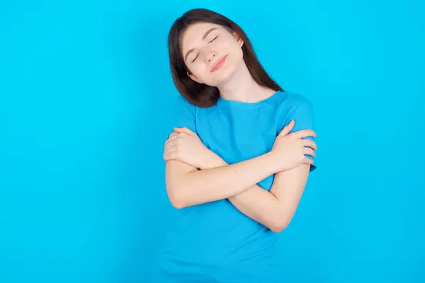 Jong Blank Meisje Draagt Blauw Shirt Geïsoleerd Blauwe Achtergrond Zichzelf — Stockfoto