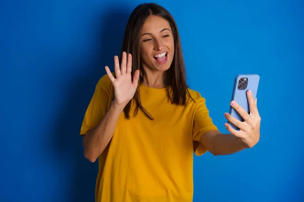 Portrét Šťastné Přátelské Mladé Ženy Selfie Mávání Rukou Komunikace Videohovoru — Stock fotografie