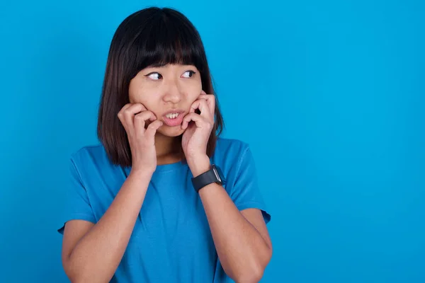 Doodsbange Jonge Aziatische Vrouw Draagt Shirt Tegen Blauwe Achtergrond Ziet — Stockfoto