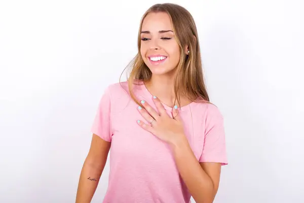 Jovem Menina Caucasiana Alegre Vestindo Camiseta Rosa Fundo Branco Expressa — Fotografia de Stock