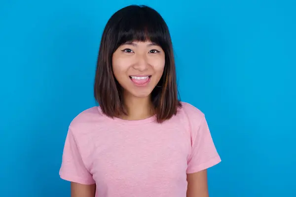 Junge Asiatin Trägt Shirt Vor Blauem Hintergrund Mit Fröhlichem Und — Stockfoto