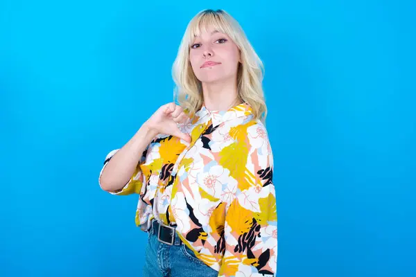 Closeup Cheerful Caucasian Girl Wearing Floral Shirt Isolated Blue Background — Stock Photo, Image