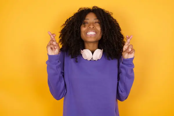 Portret Van Jonge Expressieve Afrikaans Amerikaanse Vrouw Met Koptelefoon Gele — Stockfoto