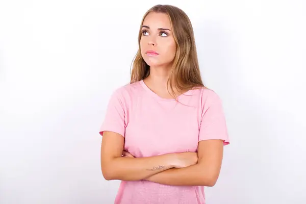 Encantadora Pensativa Joven Caucásica Con Camiseta Rosa Sobre Fondo Blanco — Foto de Stock