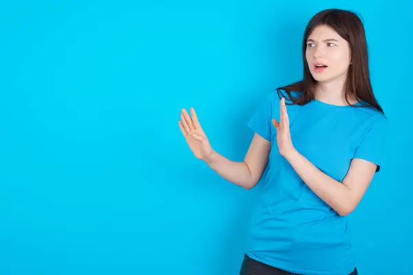 Mécontent Jeune Fille Caucasienne Portant Shirt Bleu Isolé Sur Fond — Photo