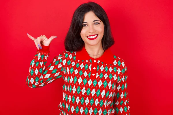 Morena Caucasiano Mulher Vestindo Natal Suéter Sobre Vermelho Fundo Mostrando — Fotografia de Stock