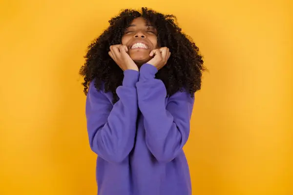 Retrato Joven Mujer Afroamericana Expresiva Con Auriculares Sobre Fondo Amarillo — Foto de Stock