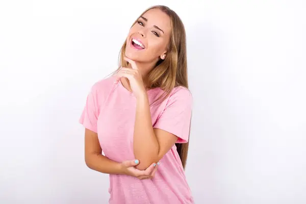 Menina Branca Jovem Vestindo Camiseta Rosa Fundo Branco Alegremente Mantém — Fotografia de Stock