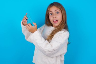 Ağ oyunu oynayan güzel, bağımlı, neşeli, genç kız.