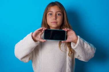 Neşeli, neşeli, genç ve güzel bir kız. El ele tutuşuyor. Hobi sitesi.